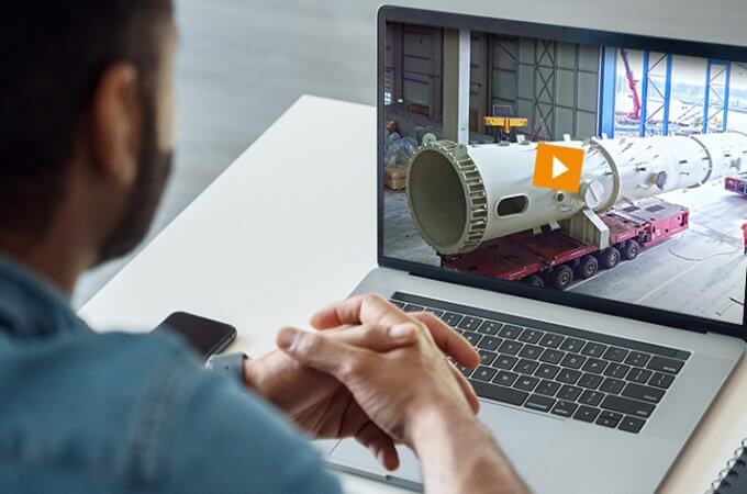 Schwertransporte-Videos Mann sitzt vor Laptop
