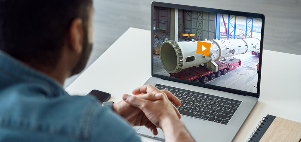 Schwertransporte-Videos Mann sitzt vor Laptop